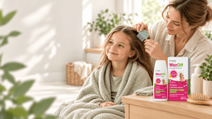Una mamma pettina i capelli della figlia con un pettinino antipidocchi; accanto a loro c’è lo shampoo Activlab Pharma.
